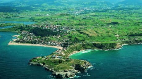 El pueblo costero de Cantabria ideal para surfistas y amantes del mar