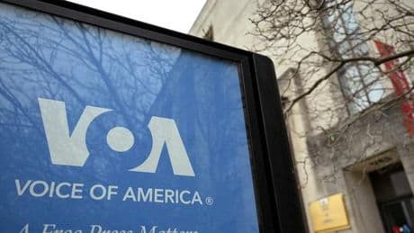 La justice fédérale ordonne à l’administration Trump de rétablir le média Voice of America, Kari Lake annonce faire appel