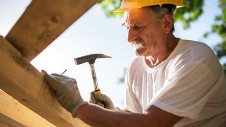 Trois retraités obligés de finir la construction de leur immeuble, après la faillite du promoteur