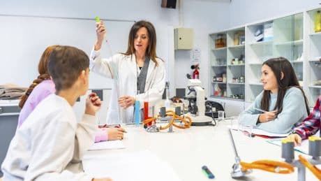 Gehalt 2025 von Lehrern: Das verdienen Beamte und Angestellte