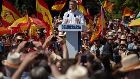 Feijóo, a Sánchez ante una multitud en la concentración de Madrid: &quot;Ríndase a la democracia, convoque elecciones ya&quot;