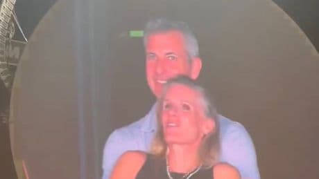CEO schwärmte vor Monaten - „Perfekte Besetzung“ – und dann die Kiss-Cam