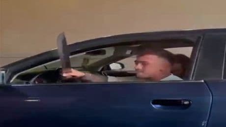 Ankara'da bir maganda aracının camından kılıç salladı! O anlar kameraya yansıdı