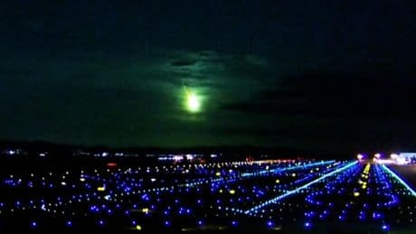 Así es como una bola de fuego ilumina el cielo de Japón