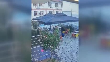 Spor kompleksinde sandalyeleri kıran 4 kişi, geri dönüp özür diledi