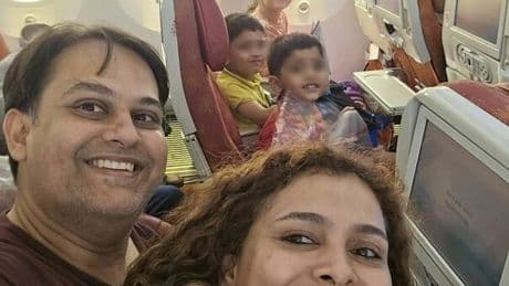 Incidente aereo in India, l'ultimo selfie della famiglia che stava per cambiare vita: così Pratik voleva portare moglie e 3 figli piccoli a vivere a Londra