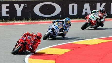 MotoGp, Marc Marquez vince la Sprint ad Aragón. Secondo il fratello Alex, Aldeguer terzo. Bagnaia sempre più distante