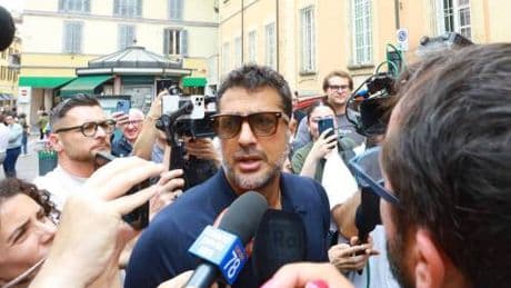 Circo mediatico a Pavia tra flash, tv e telefonini. Riecco il "Corona show"