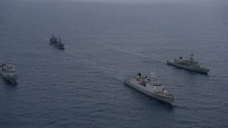 Nato, missione navale nel Mare di Barents mentre la Russia lancia missili dai sottomarini: è alta tensione