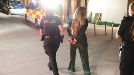 Großeinsatz im Beach-Club an der Elbe - Massenschlägerei um ein geklautes Trinkglas