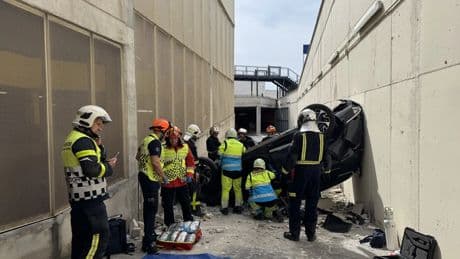 Una mujer queda atrapada en su vehículo tras caer desde 8 metros en un centro comercial de Majadahonda