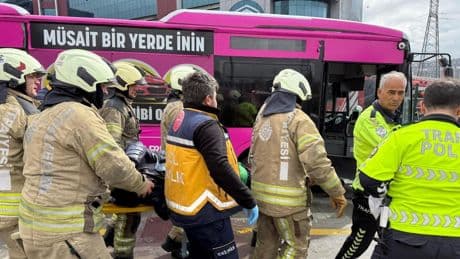 Beylikdüzü'nde iki metrobüs çarpıştı: 1 kişi hayatını kaybetti 2'si ağır 20 kişi yaralandı
