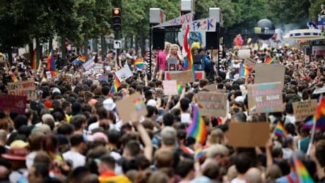 Marche des fiertés à Paris: l'affiche de l'édition 2025 critiquée, l'InterLGBT dénonce des "contresens grossiers"