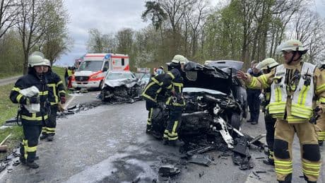 Zwei Mercedes zusammengekracht - Schwerer Frontal-Crash! Kind (2) stirbt in Klinik