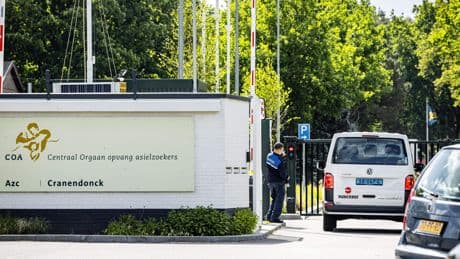 Homoseksuele asielzoeker mishandeld in azc Budel: groep van zeven achtervolgde slachtoffer