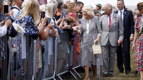 Koningin Camilla lacht om vorstelijke tatoeages
