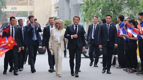 Macron se deja ver de la mano de su esposa Brigitte en Hanói tras la polémica por el manotazo