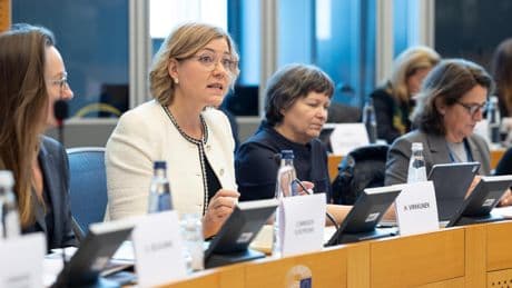 Críticas, suspicacias y una posible revisión en el aire: ¿Qué está pasando con la ley europea de inteligencia artificial?