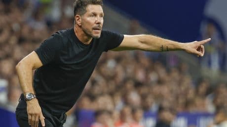 La reacción de Simeone al ver un micrófono en plena charla táctica en Cornellà