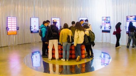 Física cuántica y creación artística conjugan sus miradas en Tabakalera de San Sebastián