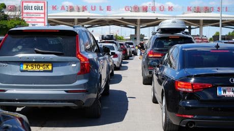 Sınırda dönüş yoğunluğu: Kapıkule'de uzun kuyruklar oluştu