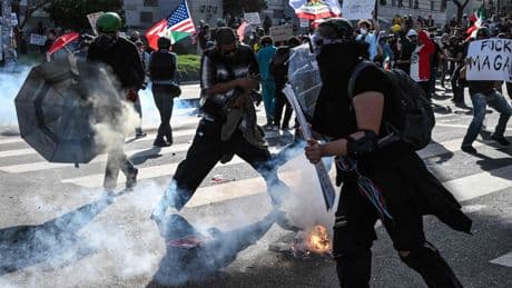 Honderdduizenden Amerikanen protesteren tegen president Trump: persoon ernstig gewond na beschieting