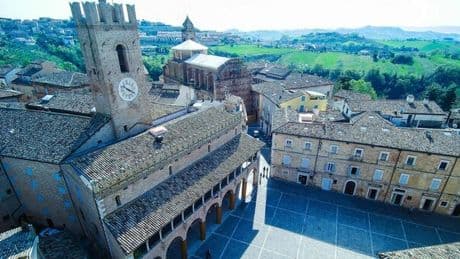 Offida, in volo sul borgo fortezza dove il tempo si è fermato