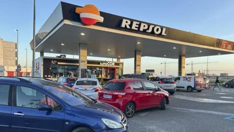 Ni los coches de gasolina o diésel se salvaron del apagón: por qué las gasolineras no pueden repostar combustible cuando se corta la electricidad