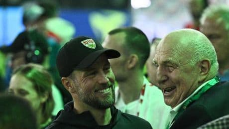 Erster Gratulant – nach dem Pokaltriumph umarmt Dieter Hoeneß seinen Sohn auf dem Rasen innig