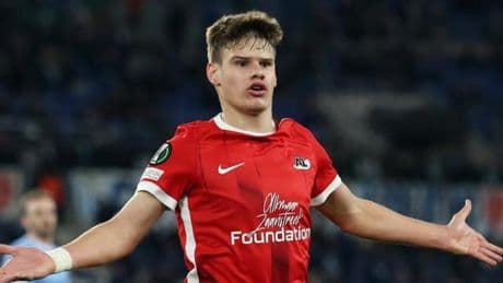Milos Kerkez, en la órbita del Real Madrid