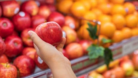 Alter oder frischer Apfel? Ein Handgriff verrät es
