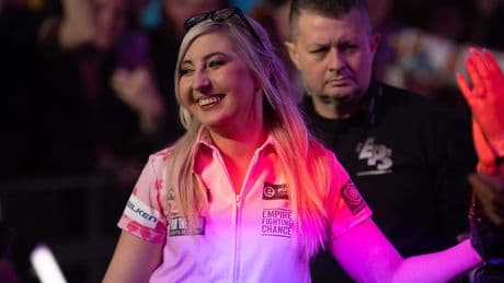 Slepende nierziekte dwingt dartskoningin Fallon Sherrock tot pauze van een jaar