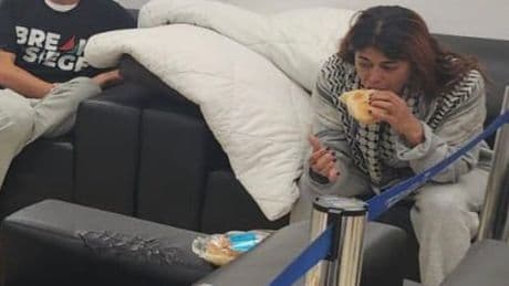 Abschied aus Israel - Hungerstreik? Greta-Freundin beim Futtern erwischt