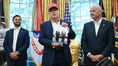 Trump unterbricht Fifa-PK und hat auf einmal ein Foto von sich und Putin in der Hand
