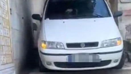 Yer: İstanbul! Otomobiliyle merdivenlerden inmeye çalıştı