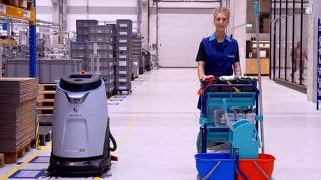Hausmeister der Zukunft - Roboter Franzi putzt beim Autohersteller
