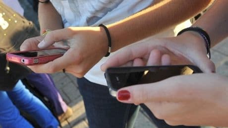 Ragazzo in ospedale in crisi d'astinenza: i genitori gli avevano tolto il telefono. «È come una droga»