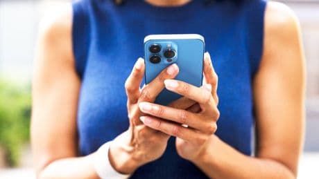 Woman accidentally reads husband's group chat and discovers he doesn't love her