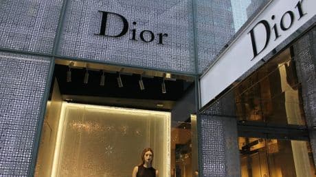 "Exploitation au travail" et "salaire inadéquat": responsable mais pas coupable, Dior devra verser 2 millions d'euros
