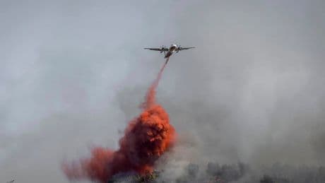 Un muerto y nueve heridos en un violento incendio en el sur de Francia que ha arrasado 13.000 hectáreas