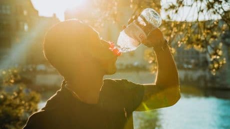 Ni mucha agua, ni muy fría: las tres claves del doctor Del Valle para hidratarnos correctamente este verano