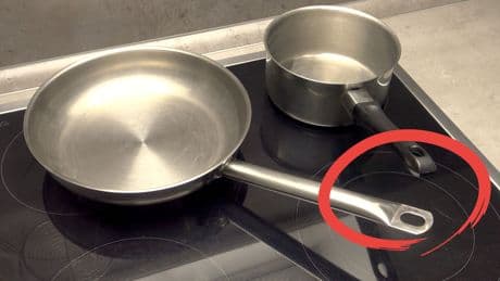 Praktische Funktion: Dafür ist das Loch im Pfannengriff tatsächlich gedacht