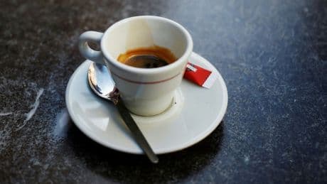 Beim Kaffeetrinken auf Arbeit verschluckt: Gericht sieht das als Arbeitsunfall