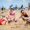 IN BEELD. Blije gezichten, verkoeling in zee en zelfs... een flamingo: Oostende beleefde zomerse Moederdag
