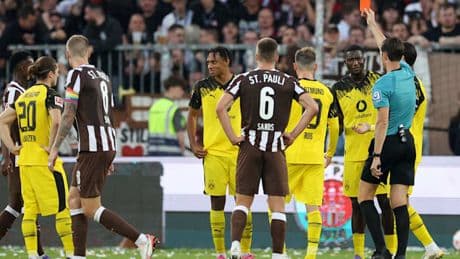 Rot, Elfmeter, späte Gegentore – Der BVB-Blackout auf St. Pauli im Video