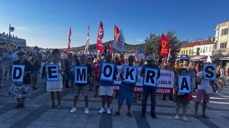 Foça'da abluka eylemi: Darbeye karşı demokrasi barikatı kuruyoruz