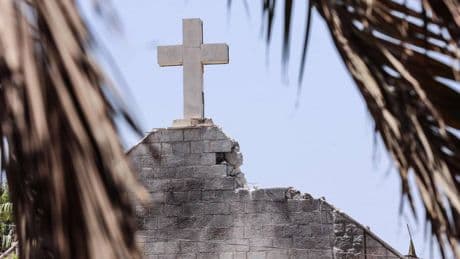 Raid sulla chiesa cattolica di Gaza. Tre morti, ferito padre Romanelli