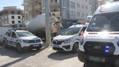 Konya'da yolun karşına geçmek isterken beton mikserinin altında kalan yaşlı adam öldü