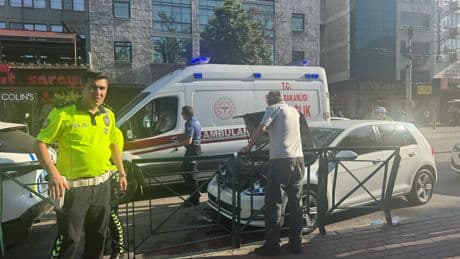 Bursa'da otomobilin çarptığı polis memuru ağır yaralandı