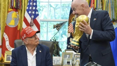 Präsident trägt Narrenkappe: Stammtisch mit Trump und Infantino